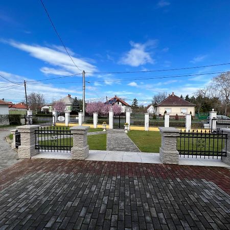 Kuria Vendeghaz Hotel Poroszlo Bagian luar foto