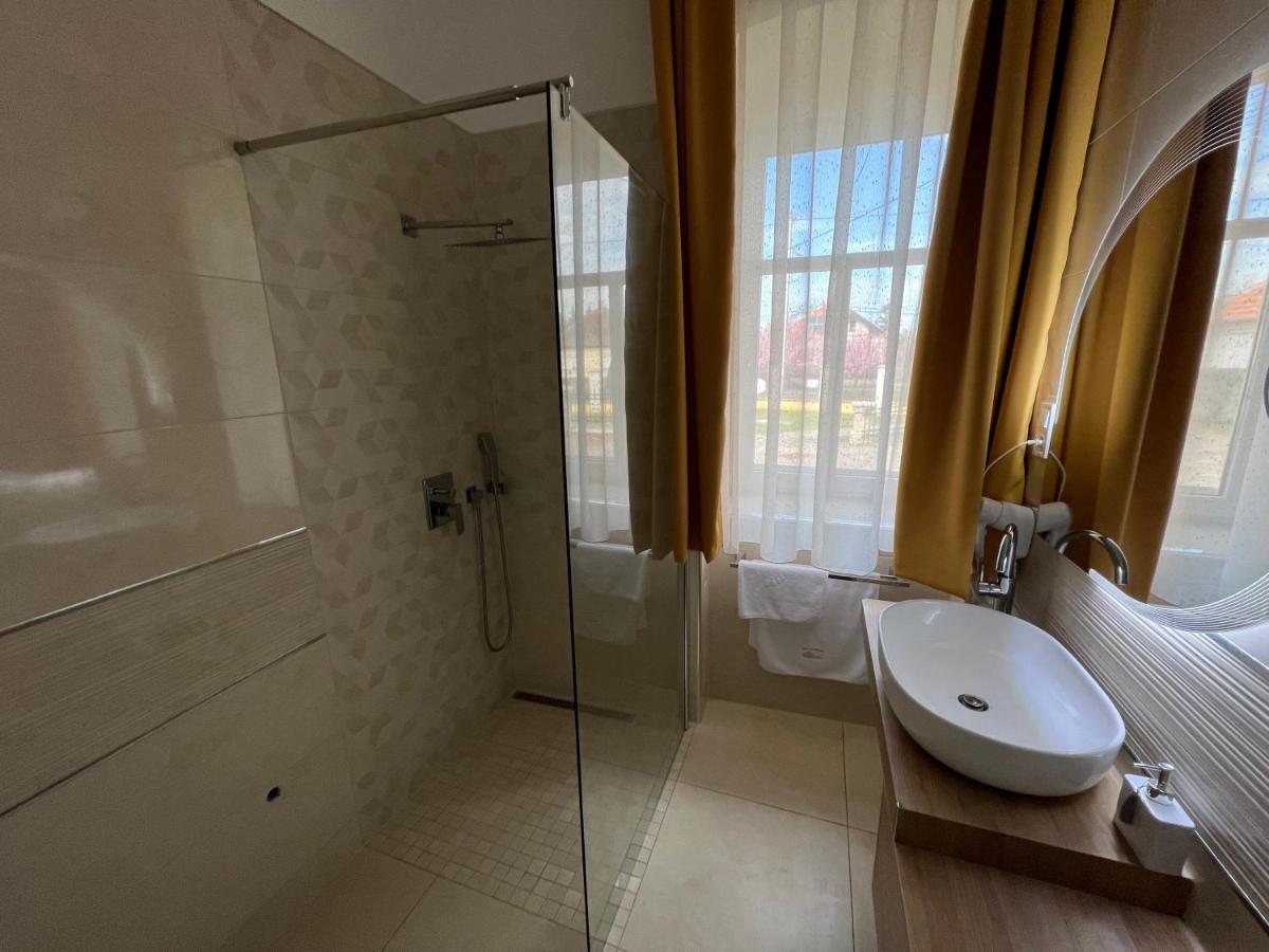 Kuria Vendeghaz Hotel Poroszlo Bagian luar foto